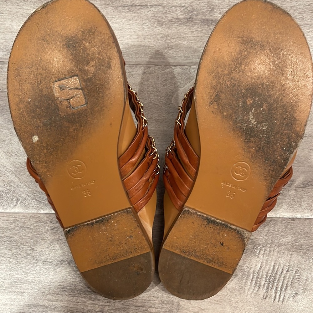 Chanel slippers with gold chain - Picture 2 of 2
